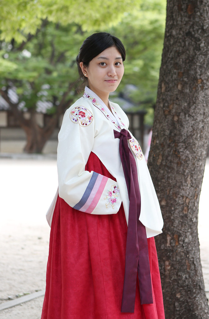 Where is Gyeongbokgung Palace in South Korea? Location & Travel Guide 4 Wear a Hanbok for Free Entry and Photos