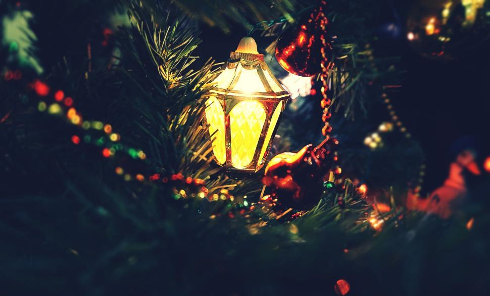 Best Way To Put lights on The Christmas Tree – Easy & Proven Tips 5 Work Vertically or in Sections