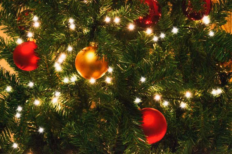 Best Way To Put lights on The Christmas Tree – Easy & Proven Tips 6 Push Lights Inward