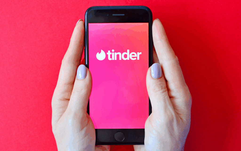 Best Way To Start Conversation In Tinder: 10 Proven Openers 4 Comment on a Photo