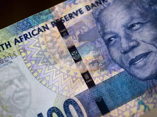 10 Stable Emerging Market Currencies for 2026 Gains