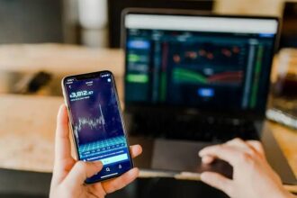 10 Prop Firms Allowing Weekend Holding & Swap-Free Trading